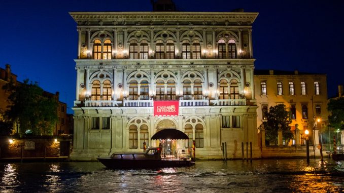 Casino di Venezia visto di sera dalla laguna