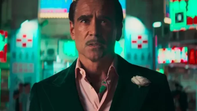Colin Farrell in una scena notturna a Macau, illuminato da insegne al neon, in un clima tipico dei casinò asiatici.