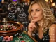 Giocatrice alla roulette che osserva il tavolo mentre formule matematiche rappresentano i metodi di puntata