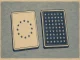 Due carte da gioco affiancate: una con stelle in cerchio (stile europeo), una con stelle in griglia (stile americano) — illustrazione stile xilografia