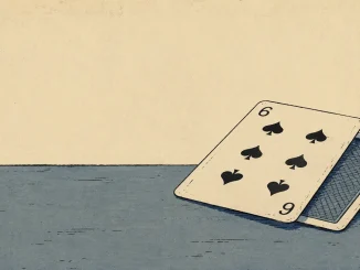 Sei di picche scoperto sopra una carta coperta su un tavolo da gioco