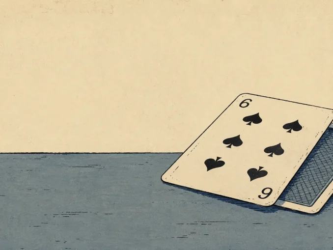 Sei di picche scoperto sopra una carta coperta su un tavolo da gioco